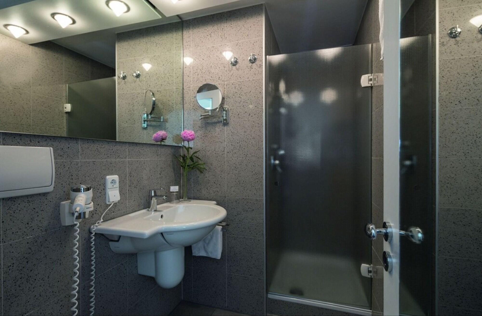 Parkhotel Schmid Adelsried Екстериор снимка